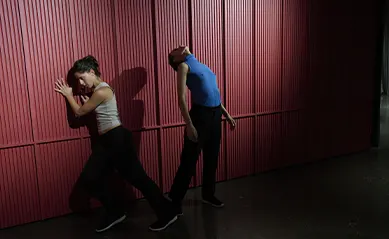 dos-personas-danza-pared-roja