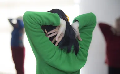 persona-bailando-jersey-verde