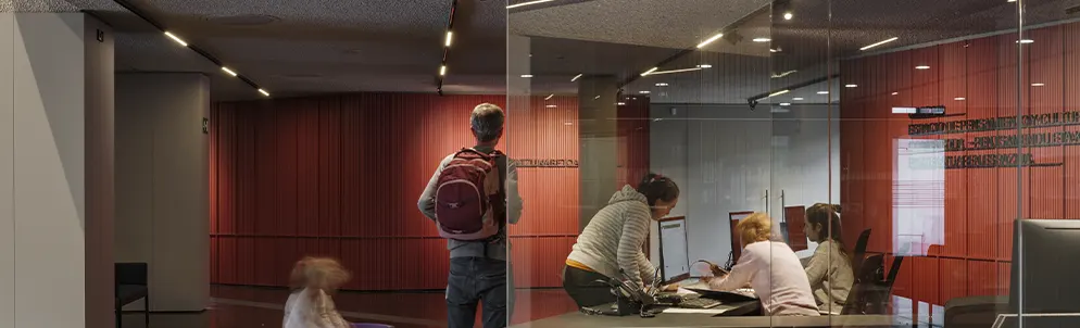 personas-trabajando-oficina-cristalera-ordenadores
